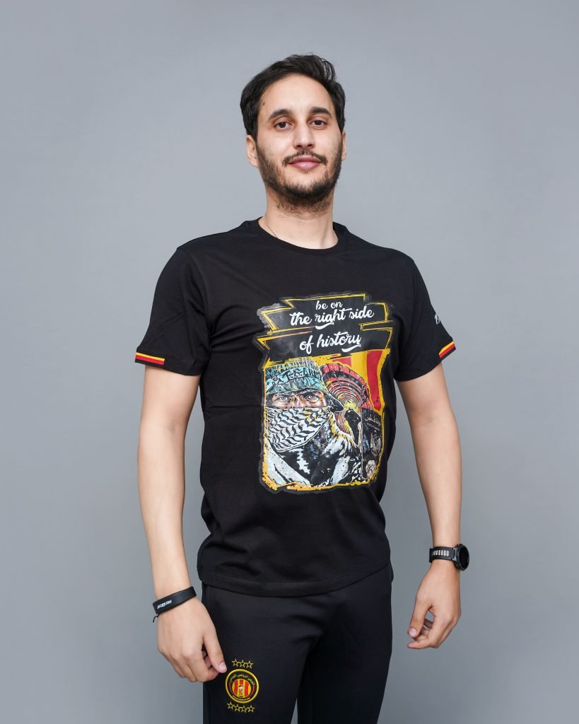 Supporter portant le T-shirt Palestine Espérance 2024 noir – message engagé et visuel keffieh