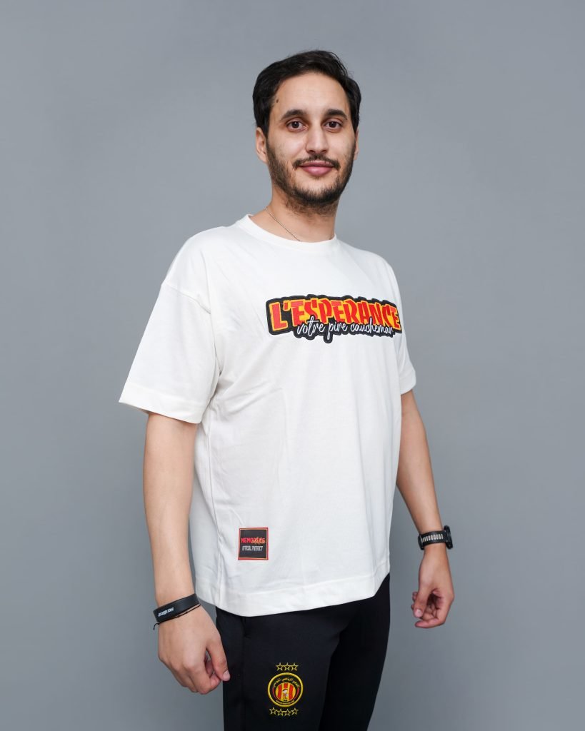 Supporter portant le T-shirt oversize Espérance 2024 blanc avec imprimé L’ESPÉRANCE