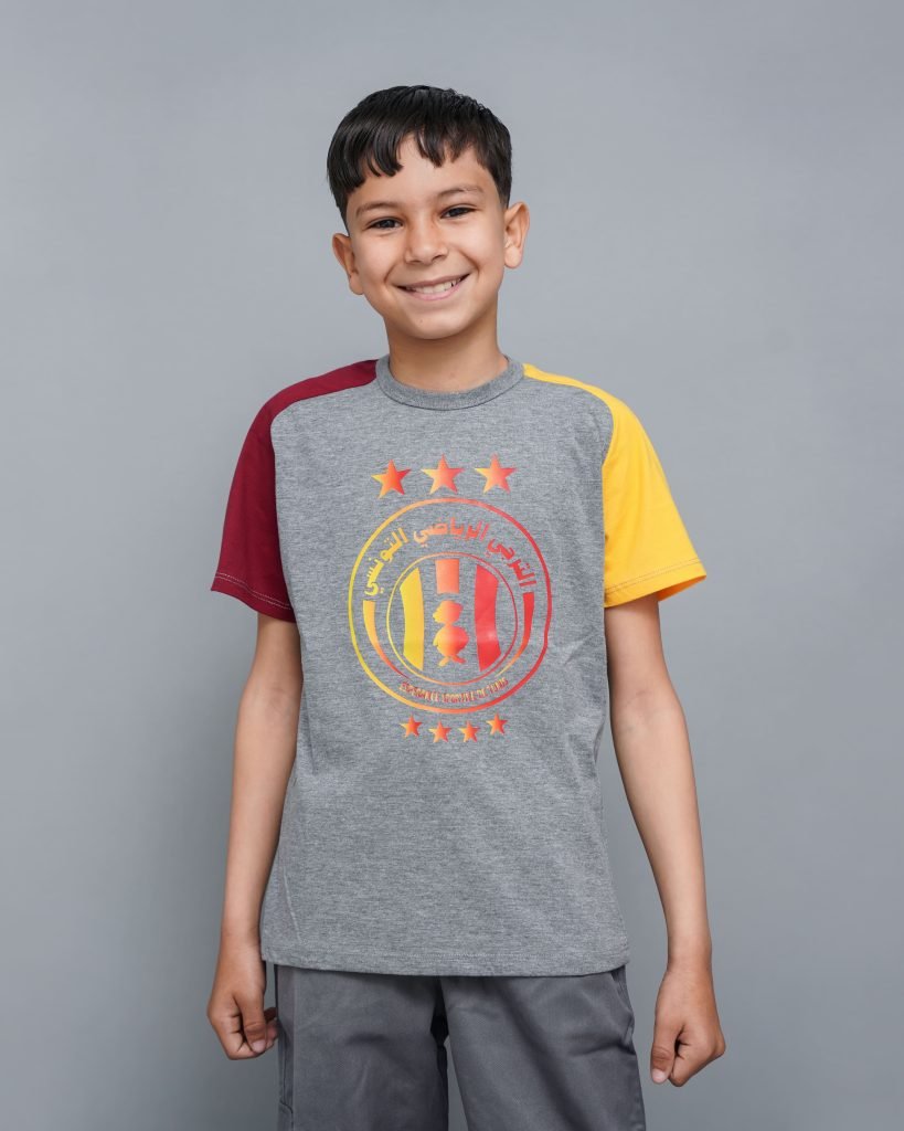 Jeune supporter portant le T-shirt enfant Espérance CL 22 gris, rouge et jaune avec logo du club