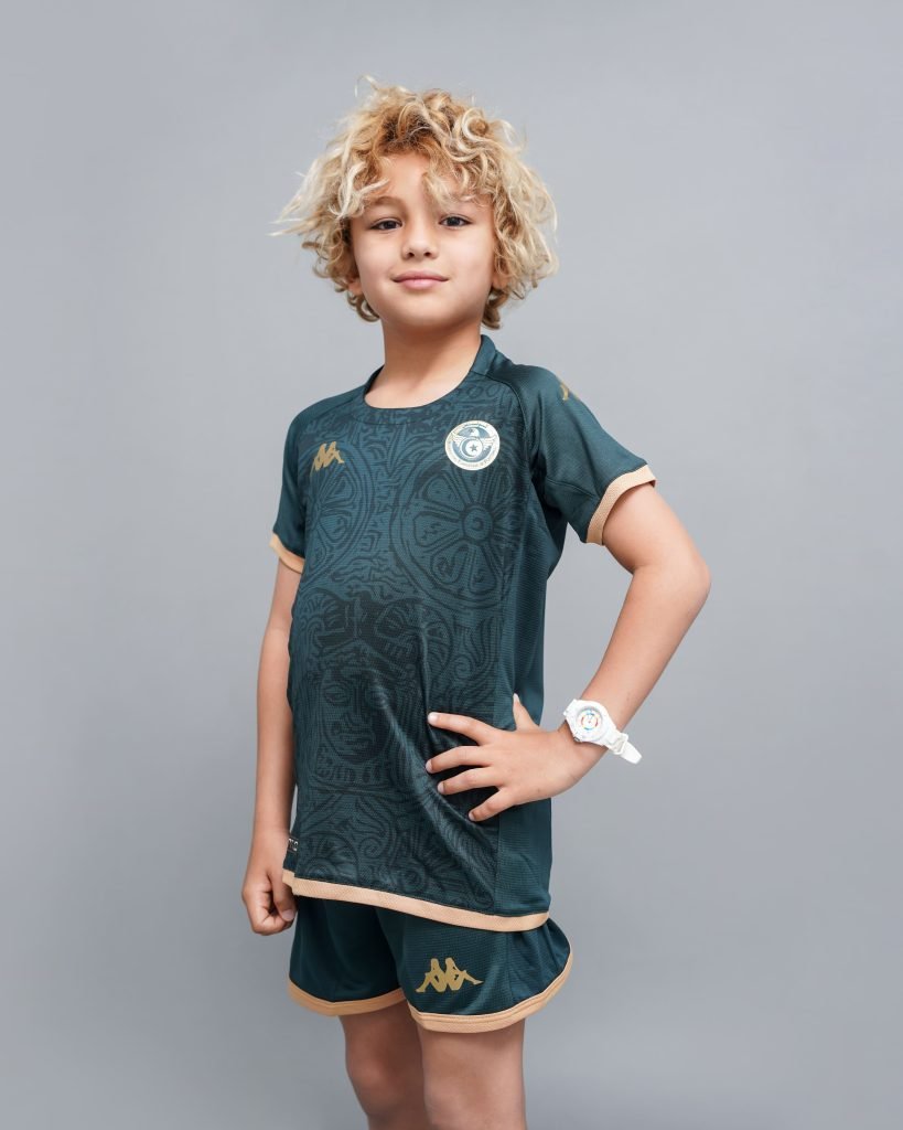 Enfant portant le maillot bleu pétrole 2024 de l’équipe nationale tunisienne – Kappa