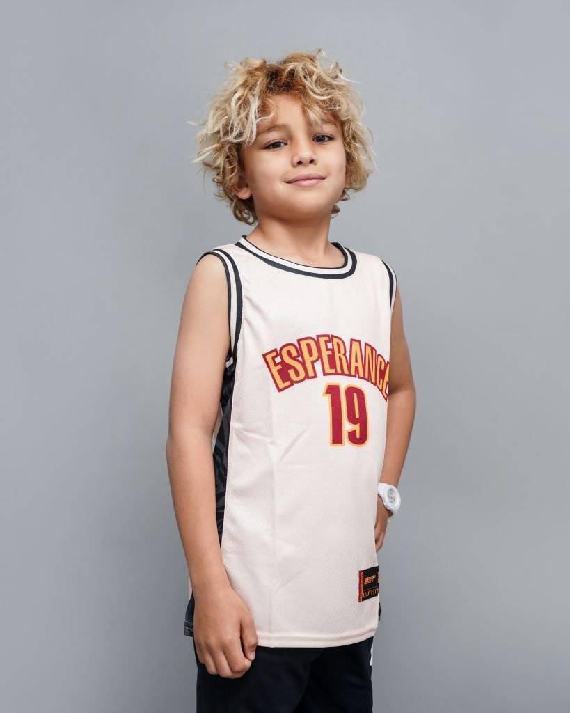 Enfant portant le Basketwear Junior Espérance Tunis – débardeur blanc avec logo et numéro 19