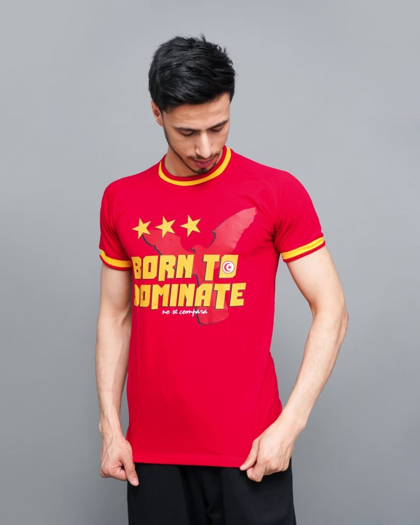 Supporter portant le T-shirt CELEBRA rouge Espérance 2024 – CL24 Edition