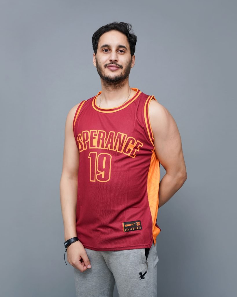 Homme portant le Basketwear Casual Espérance Tunis – débardeur rouge style sport rétro avec marquage ESPERANCE 19