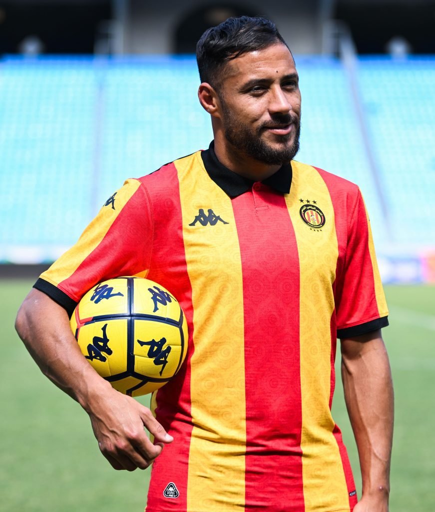 Joueur portant le home kit Espérance 2025 – maillot rouge et jaune officiel 25/26 édition joueur